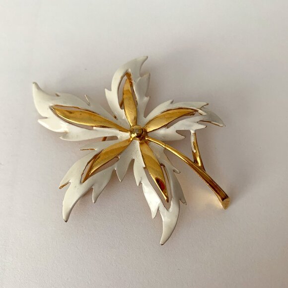 Vintage BROOCH Gold Tone and Ivory Leaf / Floral Flower Leaves Stem Unsigned - Picture 2 of 7